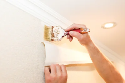 Pose de papier peint à Poggiolo — revêtements muraux et toiles de verre